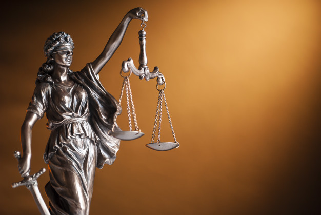 bronze-statue-justice-holding-up-scales_124595-694