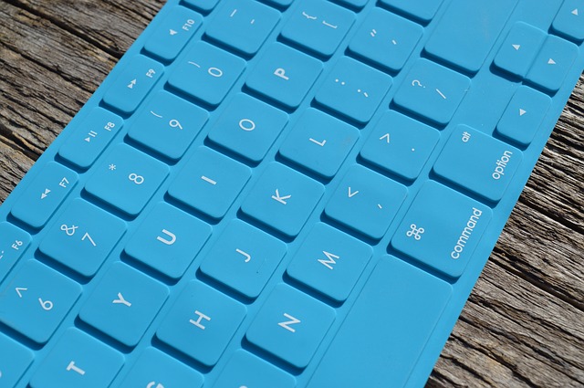 modrá klávesnice